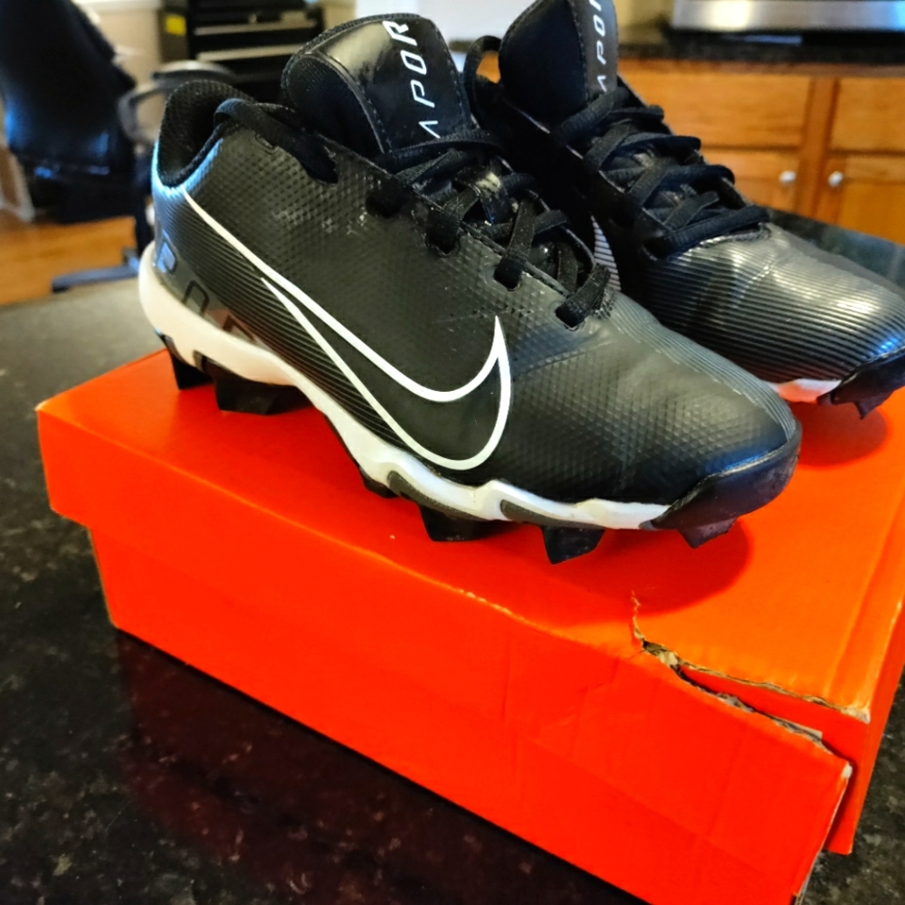 Youth / boys size 2 Nike baseball cleats